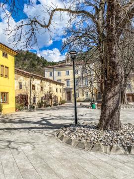 Trg Pavla Rušta; Barbara Repovš